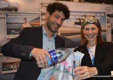 Rainlevelr-promotie met een bierglas dit jaar op HortiContact. Op de foto: Gai Vegter en Saskia Jouwersma